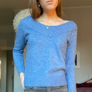 Blå stickad - Säljer denna Såå fina stickade tröja som är annvänd en gång, därav inte alls nopprig. Halvt off shoulder och med en likadan ringning i ryggen 