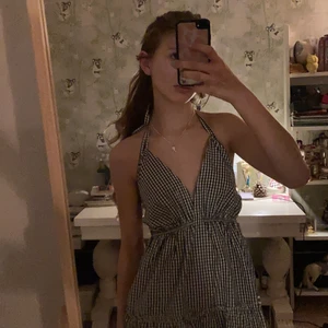 Rutig sommarklänning! - Så himla fin sommarklänning som passar som kjol också! Älskar verkligen den här klänningen men måste rensa ut saker från min garderob! Storleken är S men skulle säga att den passar M också! 