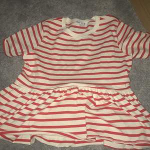 En randig tröja som jag fick i julklapp men som jag nu inte gillar lika mycket så jag säljer den vidare💞. Den passar på en som har XS