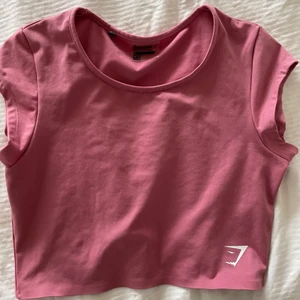 Gymshark topp - Aldrig använt denna topp från gymshark! Jätteskönt material och snygg detalj i ryggen!