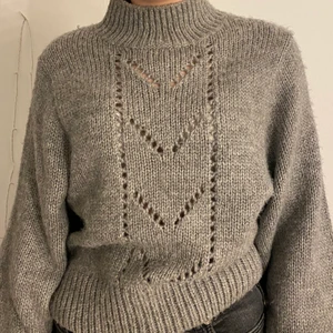 Stickad tröja storlek M - Fin stickad tröja med mönster i fram. Aldrig använd. Köparen står för frakten.