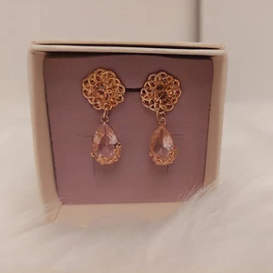 Örhängen  - Örhängen med ljusrosa kristaller. 