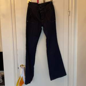 Mörkblå bootcut jeans från esprit med midrise midja. Använda 1 gång. 