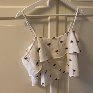 Topp - Vit topp med palmer, fint skick