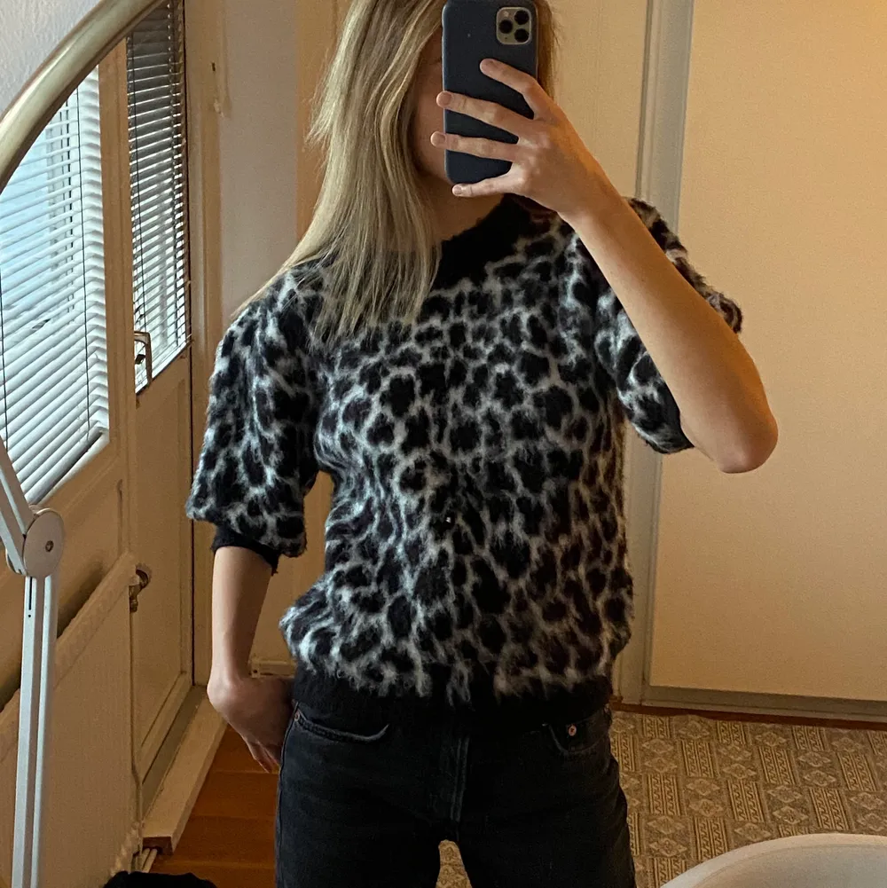En mysig stickad tröja från NaKd i leopard mönster. Aldrig kommit till använda. Storlek S. Hör av er vid frågor💗. Tröjor & Koftor.