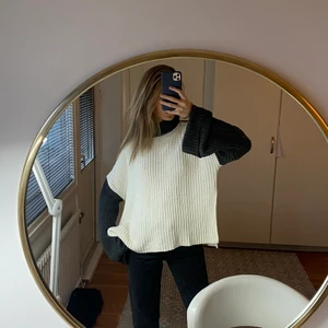 Stickad tröja NaKd - Stickad vit oversized tröja från NaKd med krake och vida armar i en mörkgrå färg. Använt den en gång och den kommer inte till använda. Jätte fint och bra material. Storlek S Hör av er vid frågor💗