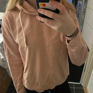 Rosa hoodie - Rosa hoodie köpt på lager 157 i storlek xs men skulle nog även passa s. 