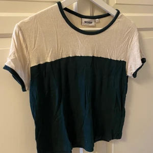 T-shirt från weekday - Grön/vit tröja från weekday, aldrig använd 