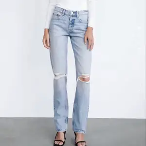 Säljer dessa jättefina jeans från zara, säljer pga jag köpte fel storlek. Helt nya och oanvända med lapp kvar. Köparen står för frakten!💕 