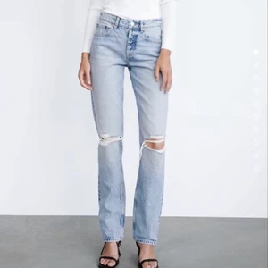 Zara mid rise straight jeans slitningar  - Säljer dessa jättefina jeans från zara, säljer pga jag köpte fel storlek. Helt nya och oanvända med lapp kvar. Köparen står för frakten!💕 