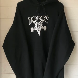 thrasher hoodie  - mycket använd men bra skick ändå!