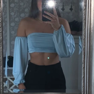 Ljusblå topp - Jättefin blå off shoulder-topp. Endast använd ett fåtal gånger🤍
