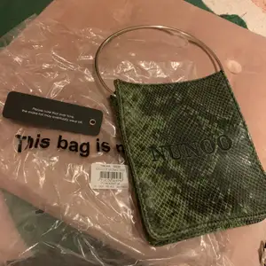 Nunoo väska som är grön och äkta ormskinn. Har plastpåse kvar och lappen där de står den är äkta skinn. Använt en gång. Väldigt fin att ha vanligt och även på fest. Minns inte original priset men mitt pris är 250kr. 