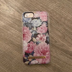 Skal till iphone 8/7/6/6s  - Skal till iphone 8/7/6/6s från ideal of sweden i okej skick. Ord pris 300kr. Köparen står för frakten💕