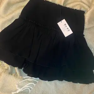 Super fin kjol från NA-KD som är ny med pris lappen kvar. Säljer då jag har en annan som jag använder i svart. Köpte för 400kr säljer för 200kr. Storlek 36 men passar många storlekar eftersom den är mycket töjbar. Kan inte frakten än. 🖤