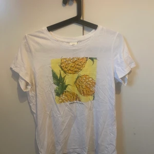 T-shirt  - Kan inte frakten än storlek S