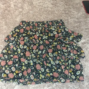 Kjol - Blommig kjol. Kom privat för mer info❤️