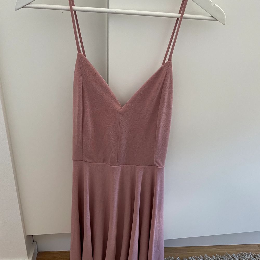 Rosa klänning med öppen rygg. Från bikbok i storlek 36. Knappt använd. . Klänningar.