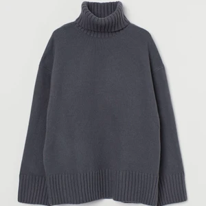 Stickad tröja från hm  - Säljer nu min fina stickade tröja från hm som inte kommer till användning tillräckligt mycket! Helt slutsåld på hemsidan, något mindre i storleken så passar allt mellan xs-m beroende på önskad passform. Skriv till mig för fler bilder! <3