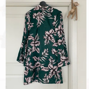 Aéryne - xs - 🤍Klänning från Aéryne Storlek XS 100% Polyester Fint men använt skick. Några tråddragningar, men inget man lägger märke till. Nypris ca 800kr