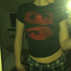 Röd/svart tröja❤️ - ( DET ÄR INGEN BUDGIVNING , DEN GICK INTE ATT STÄNGA AV) Säljer för att den inte används nå mer. Har användts kanske 3 gånger! Tror att den kostade 199 men säljer för 95 inkl frakt❤️🖤