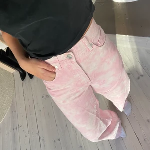 Rosa tiedye jeans - Skitcoola rosa tiedye jeans. Strl 36/S. High waist. Typ aldrig använda så i nyskick! 