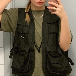 Väst - Cool väst från nått nederländskt märke (minns inte namnet). Köptes för ca 400kr. Storlek S-L (jag är S o den är lite baggy på mig) 💓✨