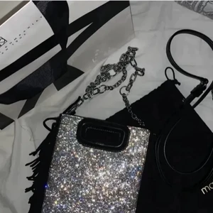 Maje väska - Säljer min maje väska, väl använd därav priset! Skriv för mer bilder❤️ dustbag & kvitto medföljes