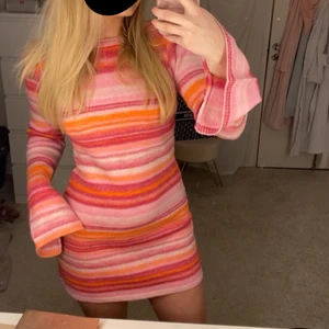 Somrig klänning -  säljer denna as snygga klänningen jag köpt från Nelly.com för inte alls längesedan. Endast använd 2 gånger men känner att den inte var helt min grej. Passar XS-M beroende på hur man vill att den ska sitta. Säljer endast vid bra bud. Köpte den för 549kr+ frakt. KLÄNNINGEN FINNS EJ KVAR PÅ HEMSIDAN. BUDA!!! KÖP DIREKT FÖR 550kr❤️💗🍒☺️✨😍✨