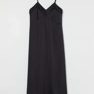 Klänning i satin - Helt oanvänd klänning med lappar kvar. Köpt för 399kr i strl XS men tyvärr för liten för mig. Väldigt skönt och luftigt material💕 frakt ingår i priset!!                                 (Lånade bilder från hemsidan)