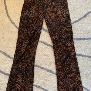 Stradivarius byxor - Säljer dessa snygga byxor därav att de inte kommit till användning längre. Sparsamt använda och är perfekt i längd för längre personer! De är i en tightare passform men är mer flared ut mot fötterna.