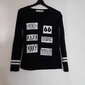 Junkyard långärmad t-shirt - Junkyard långärmad t-shirt. Svart med vita detaljer. Liten i storleken.