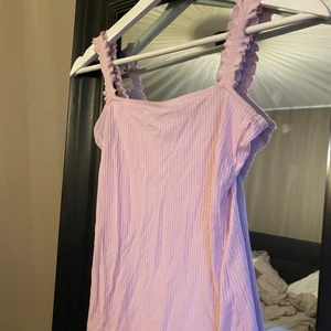 Rosa linne  - Gulligt linne, rätt genomskinligt men syns inte om man har något vitt under😇 Frakt 45kr