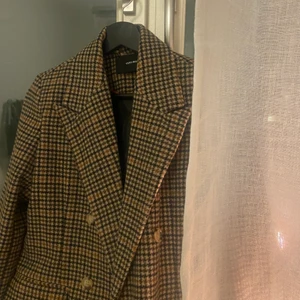 Vero Moda kappa storlek xs - En jättefin och fräsch kappa som köptes för något år sedan. Tyvärr har den blivit för liten för mig nu och kan inte användas. Den är i ett jättefint skick och inte använd mer än 10 gånger.