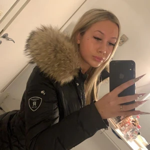 Rock & Blue jacka Storlek S - Jag är 1.67 & denna jackan sitter såhär på mig samt att den är i S & är en lång modell. Den har använts mycke men fortfarande i bra skick. Köpte den för 4 000 & har tänkt sälja för 1 500 men priset kan sänkas vid snabb affär 💖💖 frakten står för den som vill köpa 😘