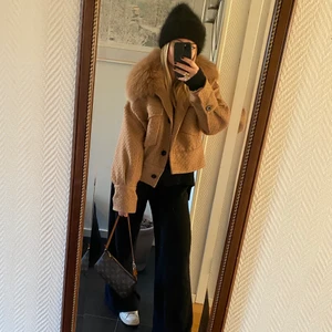 Meotine jacka strl xs/s - Meotine ”Charlie jacket” i beige/camel med avtagbar pälskrage. Storlek xs/s. Använd sparsamt. Alla knappar sitter kvar samt inga skador/fläckar på jackan. Jackan i denna färg samt material är inte längre tillgänglig på Meotines hemsida, den är därmed svår att få tag på. Inköpt 2019 för 3500kr:)