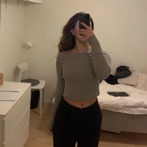 Tajt ribbad  - Beige/ grå ribbad från zara!! Så fin men aldrig använd. Knappdetaljer som går att öppna på axlarna. Mellersta bilden lånad av Louise Jorge 