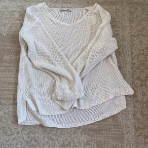 Vit stickad tröja strl S - Vit stickad tröja ifrån lager 157 i storlek S. Knappt använd och jättefint skick! 40kr+frakt