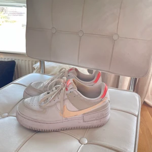 Nike air force 1 shadow - Säljer då de är aningen för små. Använda Max 10 gånger så de är i gott skick! Kan tvättas i tvättmaskin innan jag skickar för att få bort några brun utan sol fläckar i skon. 