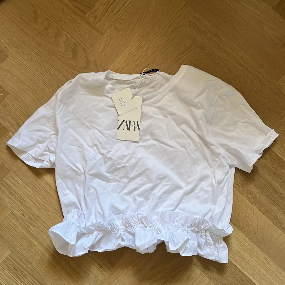 Superfin oanvänd volang t-shirt från zara, prislappen sitter kvar💘💘. T-shirts.