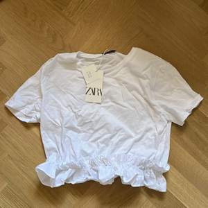 Superfin oanvänd volang t-shirt från zara, prislappen sitter kvar💘💘