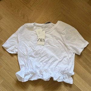 T-shirt från zara - Superfin oanvänd volang t-shirt från zara, prislappen sitter kvar💘💘