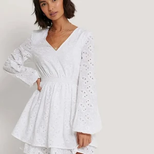 Vit klänning nakd - En superfin klänning som passar perfekt för studenten, slutsåld!! 