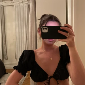 Partytopp - Jättesnygg topp med knytning fram. Oanvänd !