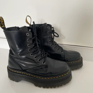 Dr Martens Jadon - Säljer mina äkta Dr martens Jadon (högre sula) skor. Som ni ser på bilderna är dom i mycket bra skick - inga slitningar. Använd fåtal gånger. Eftersom det är äkta läder formar de sig efter fötterna superfint, mina är dock inte heelt ingångna än. Storlek: 38 (jag har ca 38.5 som normalt i storlek.) Säljes för mindre vid snabb affär. Köparen står för eventuell frakt. Finns att hämtas i Umeå. Originalpris: 2300:-