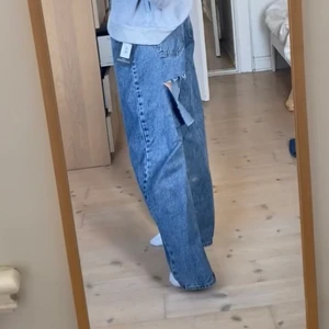 Baggy jeans me slit på baksida lår - Köpta för 500 men ej till användning längre.