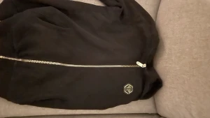 Philipp plein hoodie - Äkta Philipp plein hoodie nypris kostar 8999kr. Mitt pris 2500kr använda ett par gånger, köptes för ett par år sen väldigt bra skick 7/10 äkthet kan verifieras vid Philipp plein butik. Storlek M