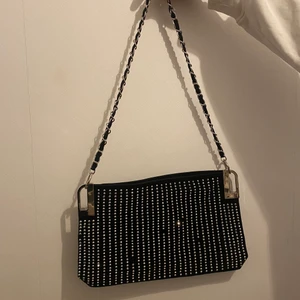 Väska - Rymmer mycket, några rinestones saknas men inget man tänker på. 