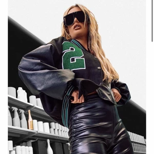 Jacka  - Säljer denna sjukt snygga jacka från Boohoo!!🤩💕 Jackan är i storlek 36 och orginaltrogen pris är 900kr. Säljer för 350+frakt då den är i bra sick och använt fåtal gånger!✨⚡️Prsiet kan diskuteras men säljer för bra pris. Kom privat för fler bilder!!