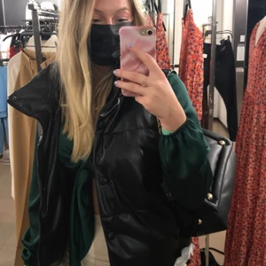 Skinnväst - Säljer denna jättesnygga och trendiga västen från Zara. Kommer inte till använding 💗 pris kan diskuteras. Om många intresserade blir det budgivning! 